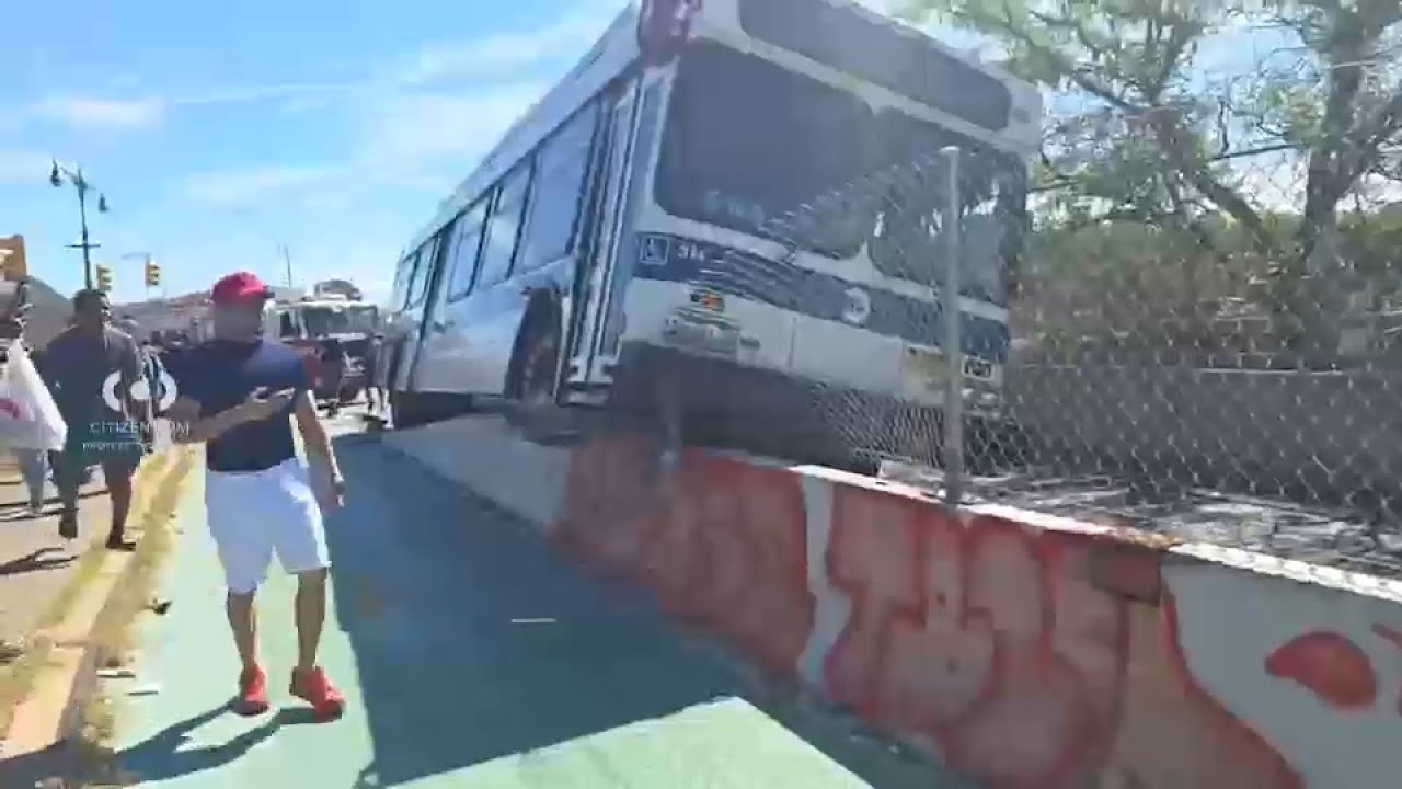 3 people injured in MTA bus accident in the Bronx