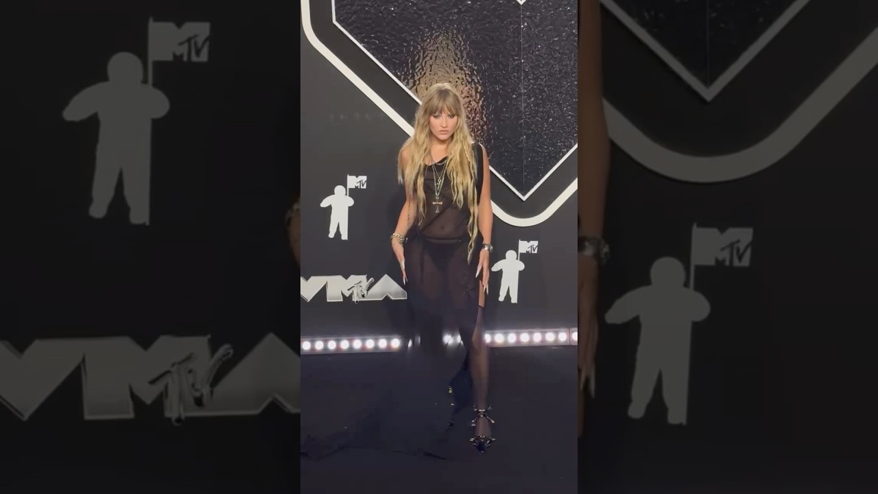 Victoria De Angelis’ Nail Game Is Unmatched Tonight 🔥 #VMAs